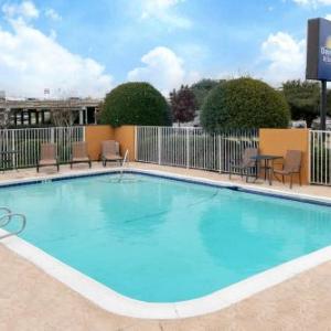 Days Inn & Suites by Wyndham Arlington Near Six Flags