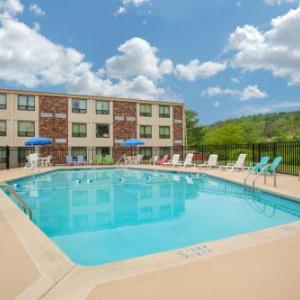 Hotels near Bethel Woods Center for the Arts - Days Inn by Wyndham Liberty