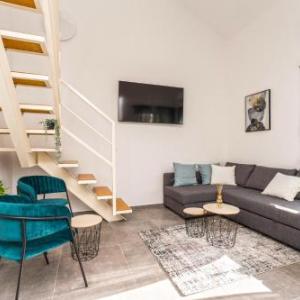 Ocean blue modern apartment for 8