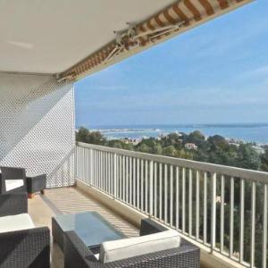 Large light and modern 2 bedroomed apartment in Cannes with Sea Views pool and lovely terrace - 1503