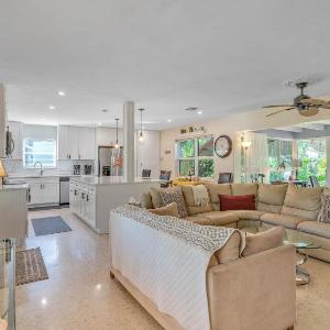 Beautiful Comfy Home With Private Hot Tub Close To Beach home