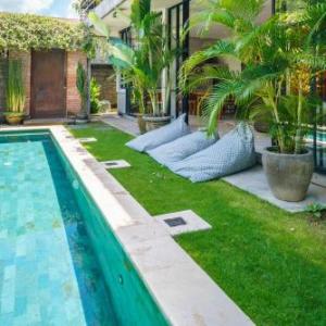 The Jungalow - 2BR Berawa Villa Near Beach Café del Mar & Padel