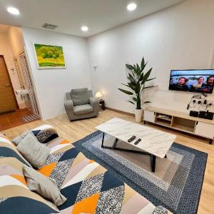 DeMUJI2 8PAX CentralTown in AirPutih Netflix AC