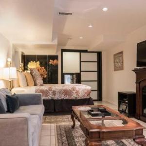 Hotels near St. James Community Square - Alma Beach Manor
