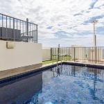 Apartment with Pool Access a minute to the Beach Sydney 