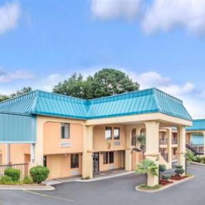 Super 8 by Wyndham Forest Park hotel in Forest Park
