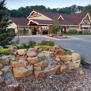 Golf 27 holes Family Solo Eco Resort Wisconsin Dells 10 minutes Ski & Tubing 2 Bedroom Suites Full Kitchen Living Room Patio