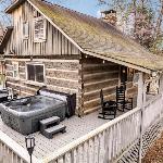 Bear Creek Cabin Hot Tub WIFI Cozy Cabin Retreat in the Smokies Comfort & Fun for All