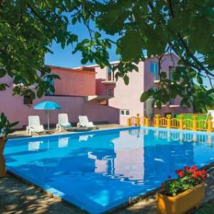 Apartment Valtursko Polje 68 with Outdoor Swimmingpool