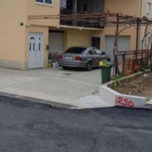 Apartments with parking space Kastel Stafilic Kastela - 21012