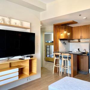 Cozy and Elegant Condo at The Heart of The City