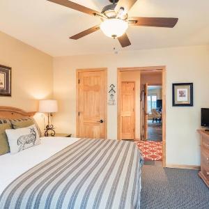 Riverfront blocks to ski - Mtn Views Hot Tub at Viking Lodge 217 condo
