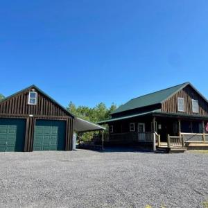 Spacious Salmon River Waterfront Lodge for 6
