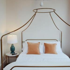 Sugars Inn Room 5 One Mile to Beach Walk to The Strand