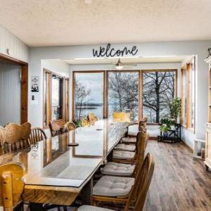 Red Bud Cove Lakefront Farm House on Table Rock Lake