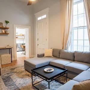 Remodeled Modern Home - private backyard & games!