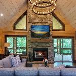 NEW BUILD Toccoa River Mist Riverfront Property w Hot Tub Firepit More
