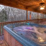 Annies Mountain Mist Hot tub gas fireplace cozy king beds Mineral Bluff