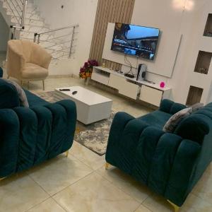 Jilles apartments -4bedroomduplex24hrlight&security