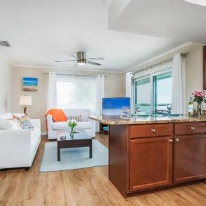 Coastal Breeze Siesta (D) - Pelican