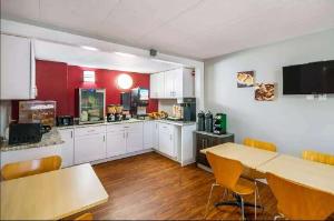 Super 8 by Wyndham Charleston WV, Charleston
