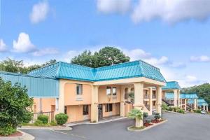Super 8 by Wyndham Forest Park, College Park
