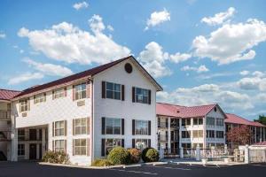 Super 8 by Wyndham Sevierville Riverside, Sevierville