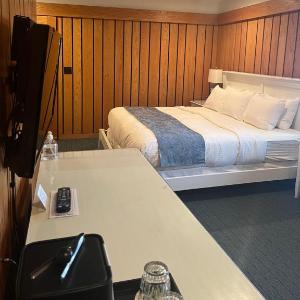 Hotels near Leelanau Sands Casino - The Leland Lodge