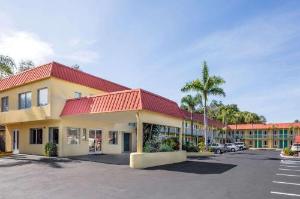 Super 8 by Wyndham Sarasota Near Siesta Key, Sarasota