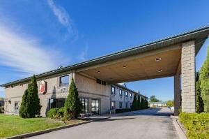 Super 8 by Wyndham Ambassador Bridge Windsor ON, Windsor