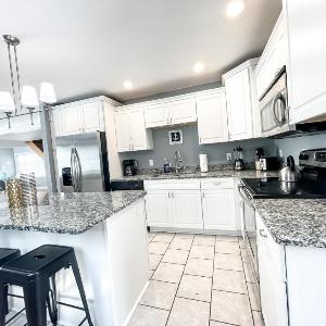 4 BR 2 BA Peaceful Getaway Year Round on Park Lake