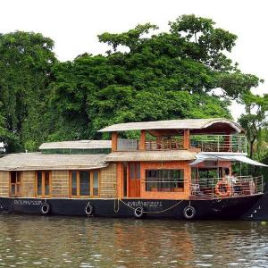 Honeymoon Houseboat