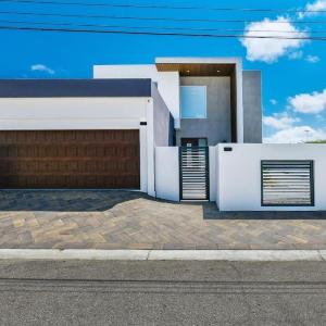 NEW 3BR 2BA Modern Oasis 3-min to Eagle Beach