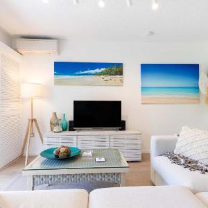 Mira - Poolside Beach Retreat by Four Mile Beach