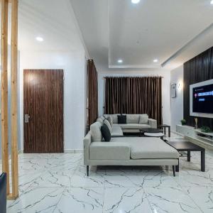 Exquisitely-Furnished 4 Bedroom Duplex with Gazebo
