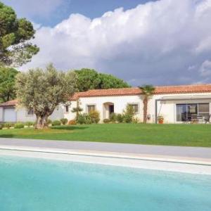 Holiday home St. Laurent D´Aigouze with Outdoor Swimming Pool 404