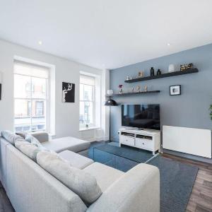 Flirty Chambers - Fitzrovia - by Frankie Says