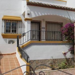 3 Bed Townhouse Overlooking Com Pool LD314
