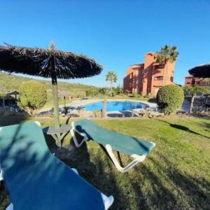 Apartamento de tres dormitorios muy espacioso con jardines y piscinas