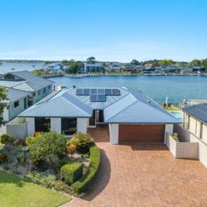 Dolphin Waters - Waterfront Delight with Private Pontoon - Holiday Yamba