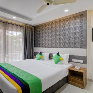 Treebo Love Shore Residency 290 M From Lakeshore Hospital