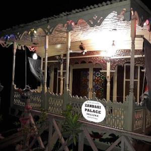 Houseboat Zaindari Palace
