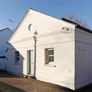 Vernon Place town centre Vernon Cottage 3-bed with parking 1A Vernon Court 2-bed with parking 1B studio no parking off the High Street next to Sandford Park