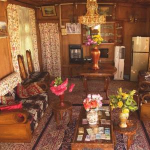 Houseboat Heaven Breeze