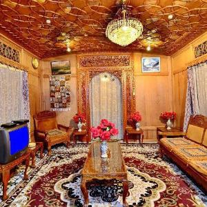 Golden Crest Group of House Boats