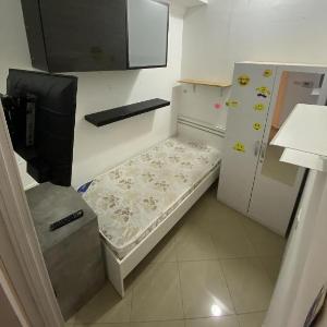 Small Single Room for one Girl in Dubai Marina