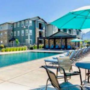 Resort Like Amenities King bd 2 Qn bds Fast WiFi Slps7