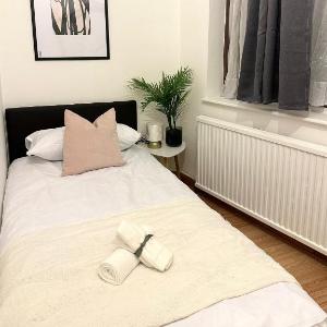 London Charm - Comfortable Room in Spacious House