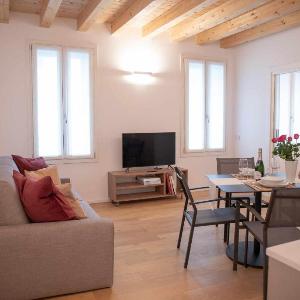 Romantic White Apartment - 5 minutes from the lake