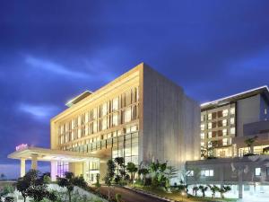 Mercure Padang, Padang